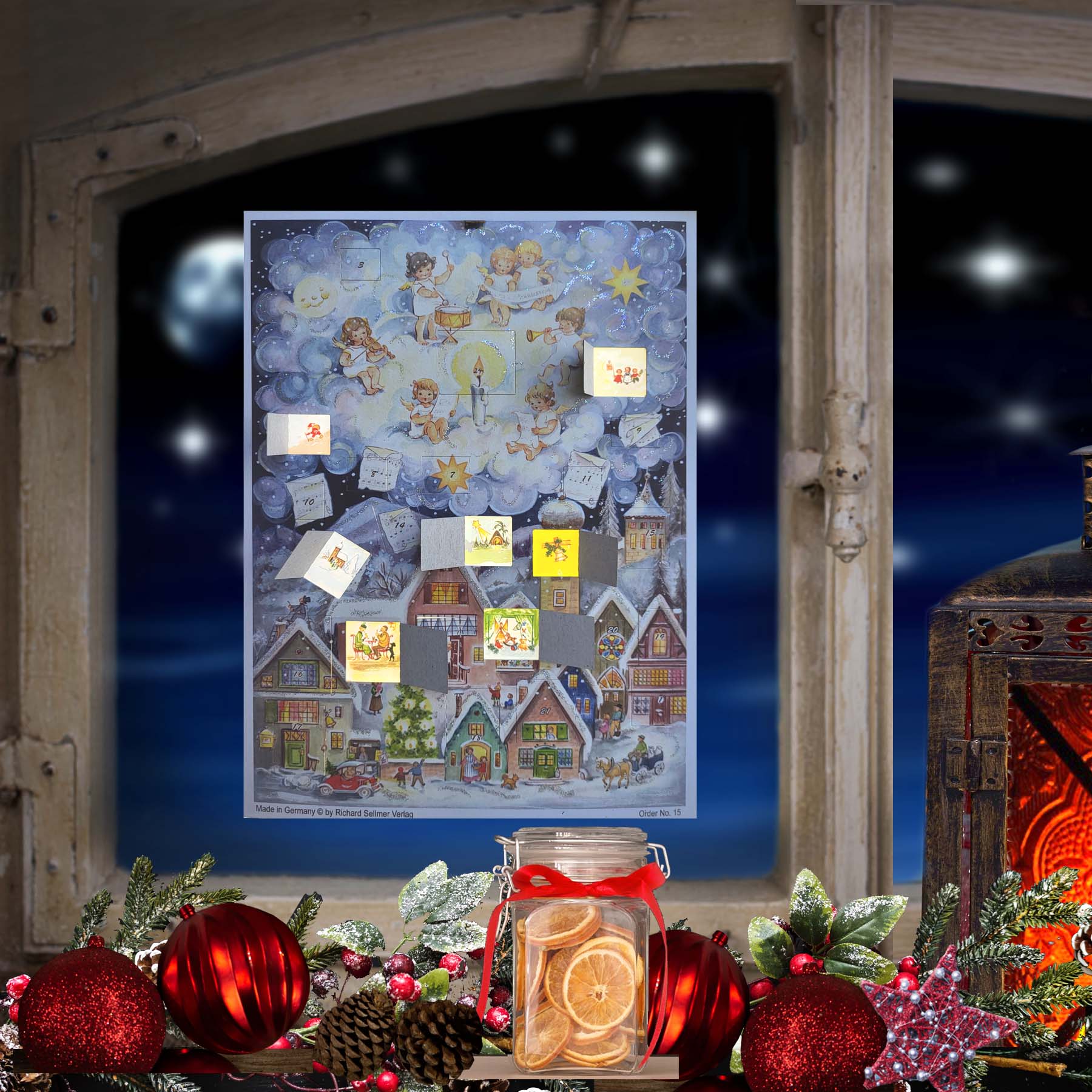 Adventskalender "Engelskonzert" am Fenster hängend.