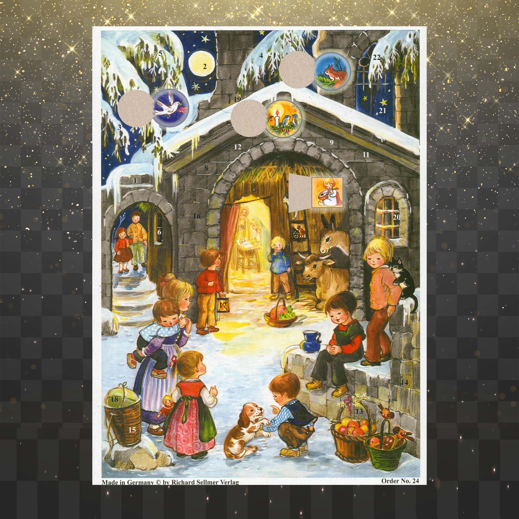 Adventskalender am Stall mit einigen geöffneten Türchen