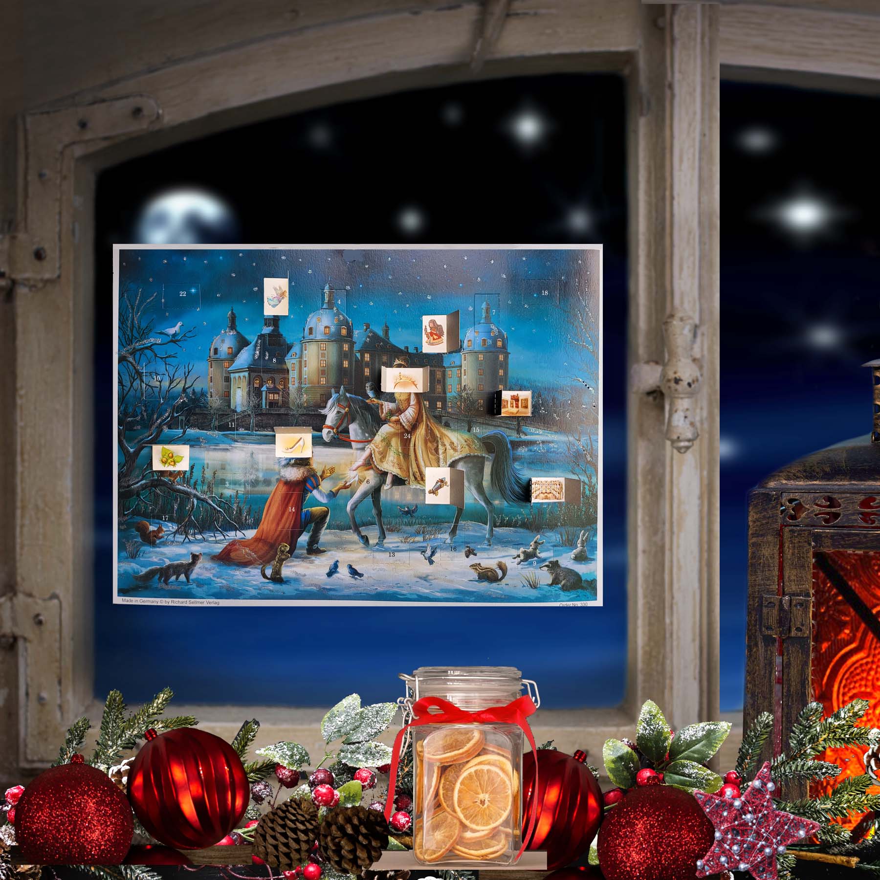 Adventskalender Moritzburg am Fenster hängend.