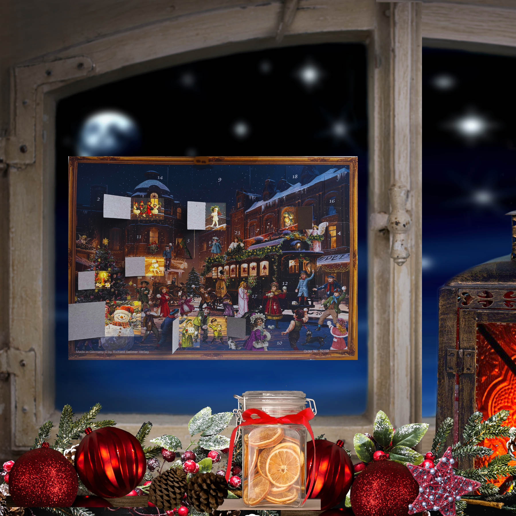 Adventskalender Station mit geöffneten Türchen