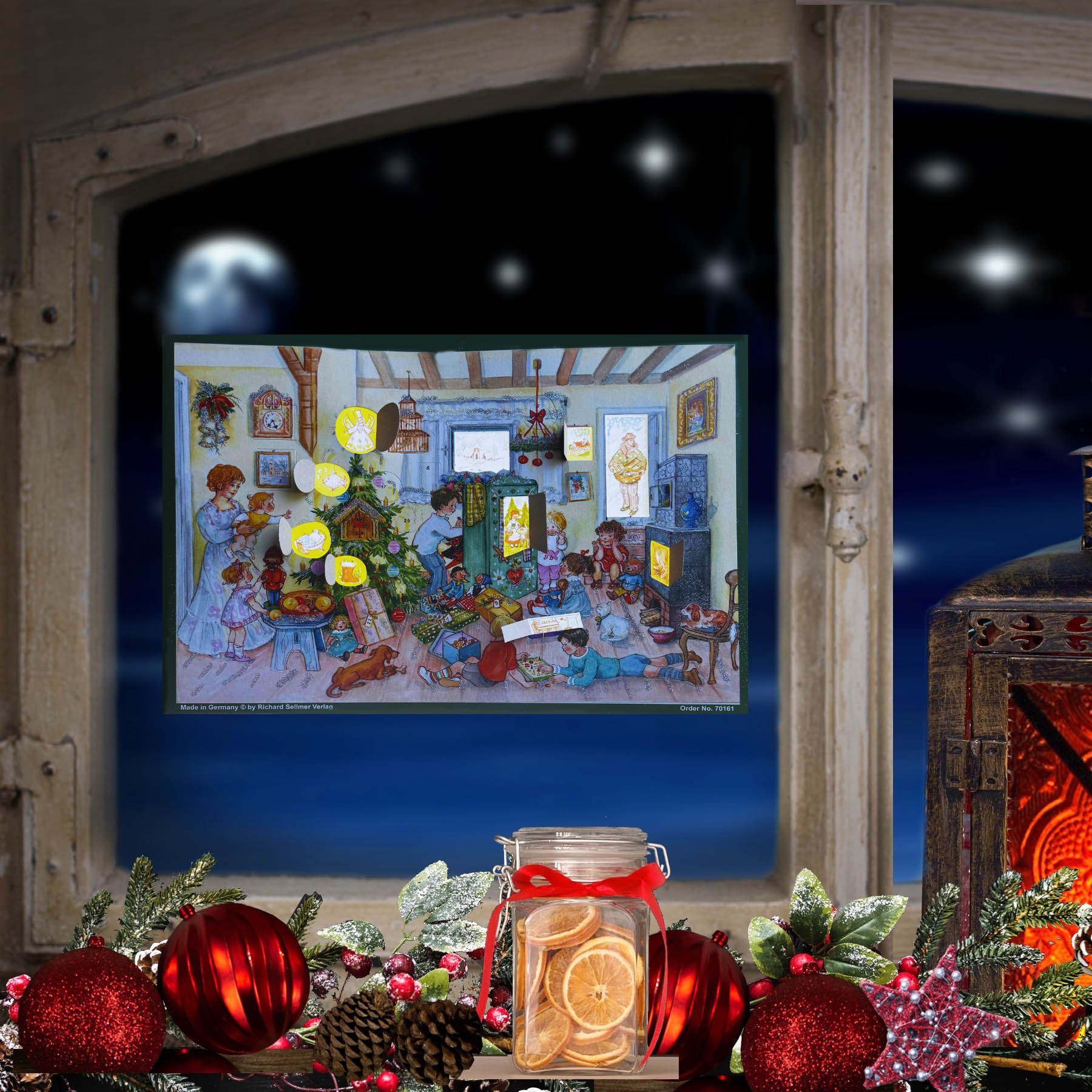 Adventskaender Bescherung an Heilig Abend mit geöffneten Türchen