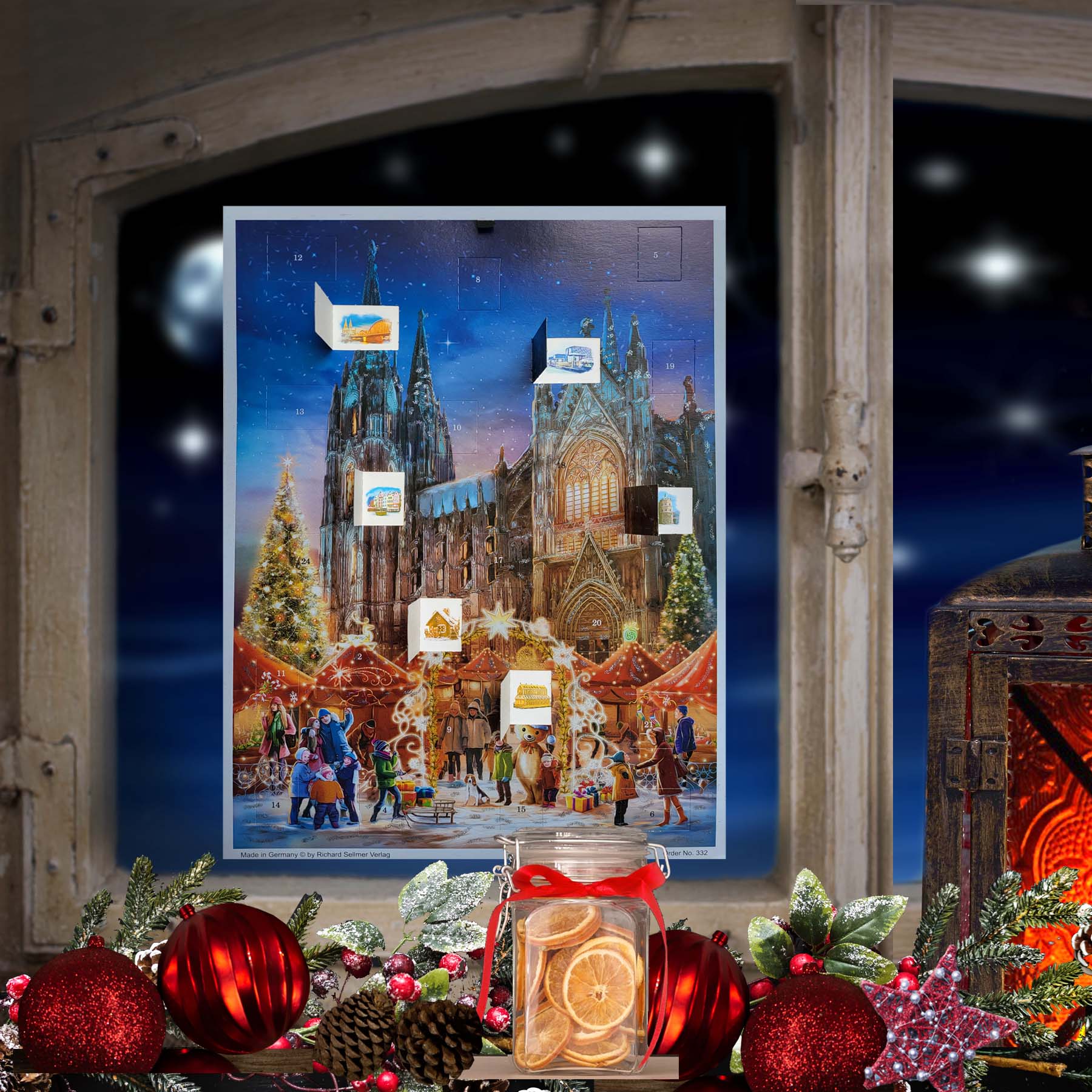 Adventskalender Kölner Dom am fenster hängend.