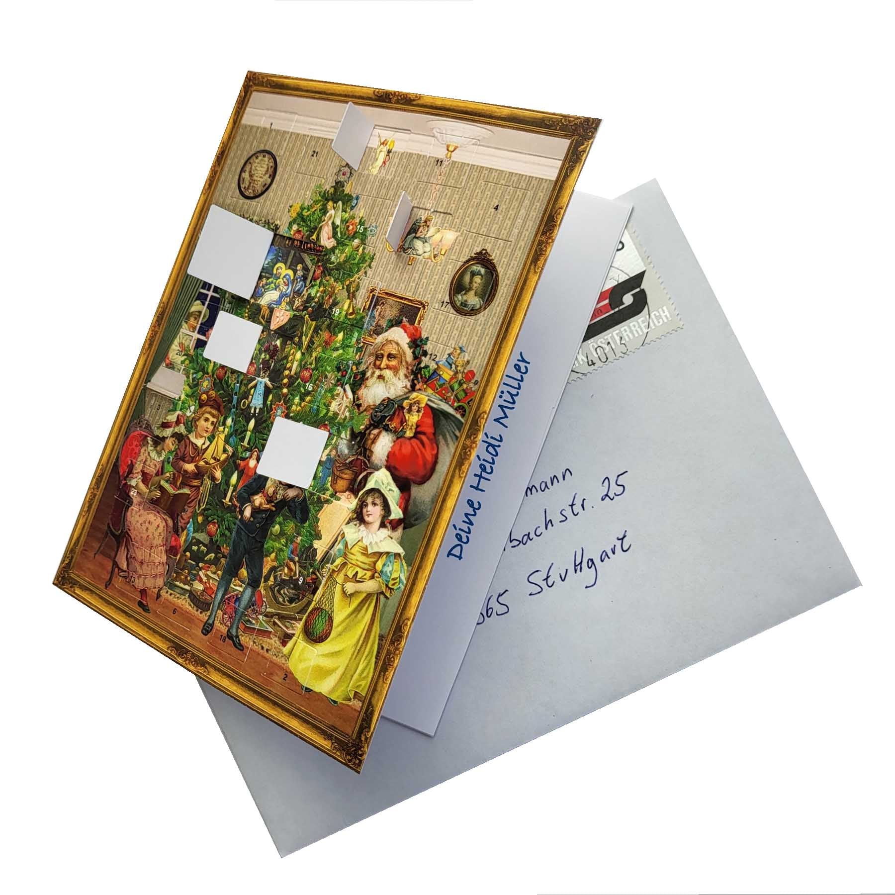 Postkarten-Adventskalender unterm Weihnachtsbaum mit geöffneten Türchen
