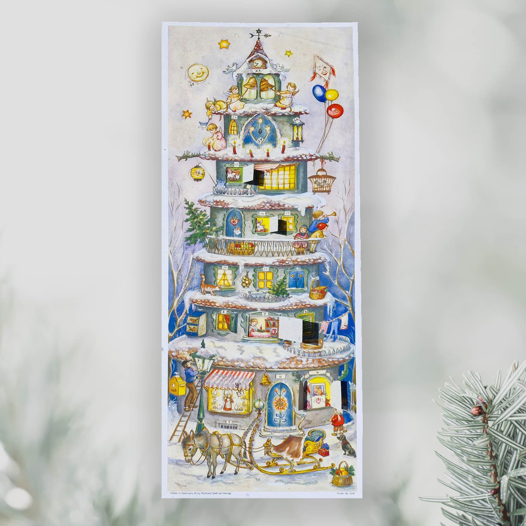 Adventskalender Weihnachtspyramide mit einigen geöffneten Türchen
