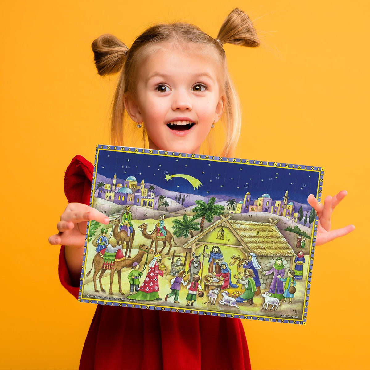 Mädchen mit Adventskalender kommet herbei und seht das Kind