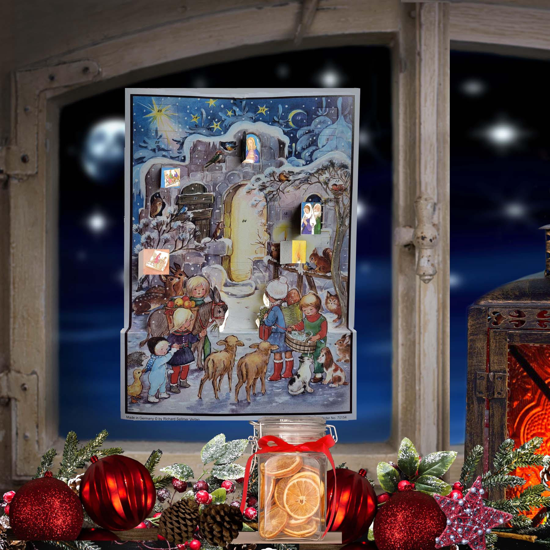 Adventskalender "Kommet herbei" am Fenster hängend.