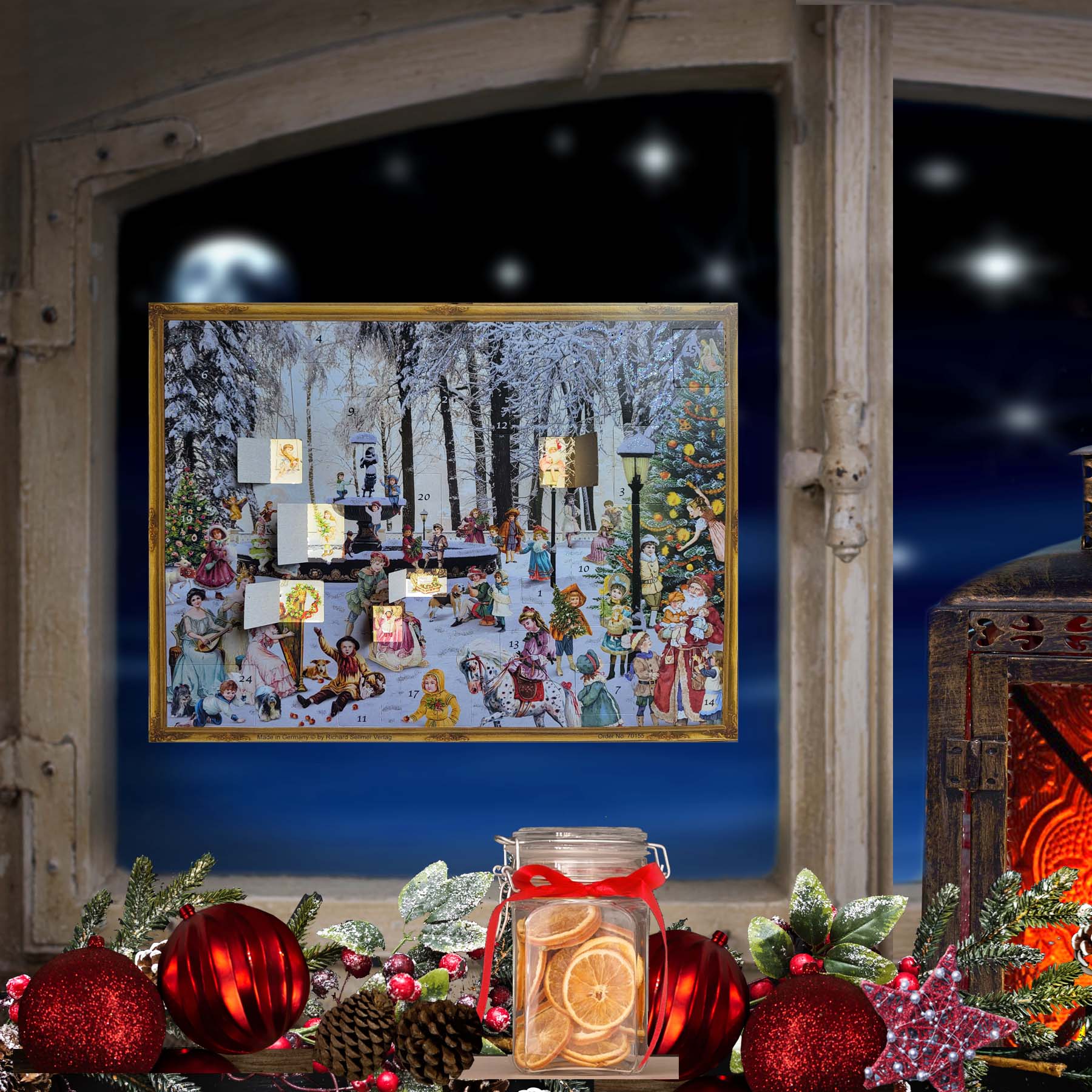 Adventskalender "Verschneiter Brunnen" am Fenster hängend.