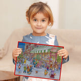 Mädchen mit Adventskalender "Am Spielzeugladen" in der Hand.