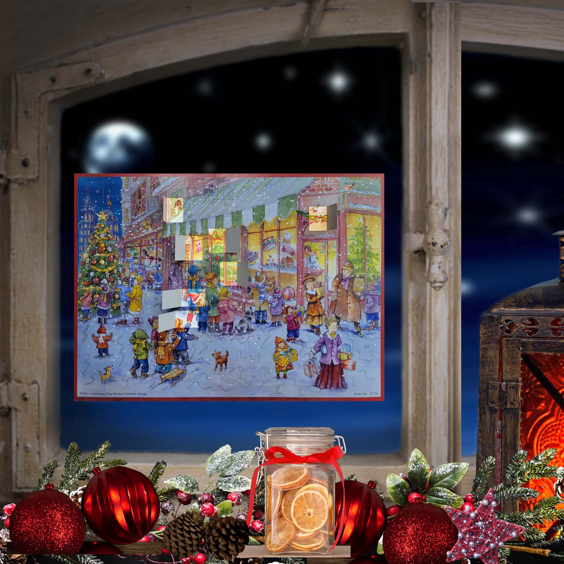Adventskalender "Spielzeugladen" am Fenster hängend.