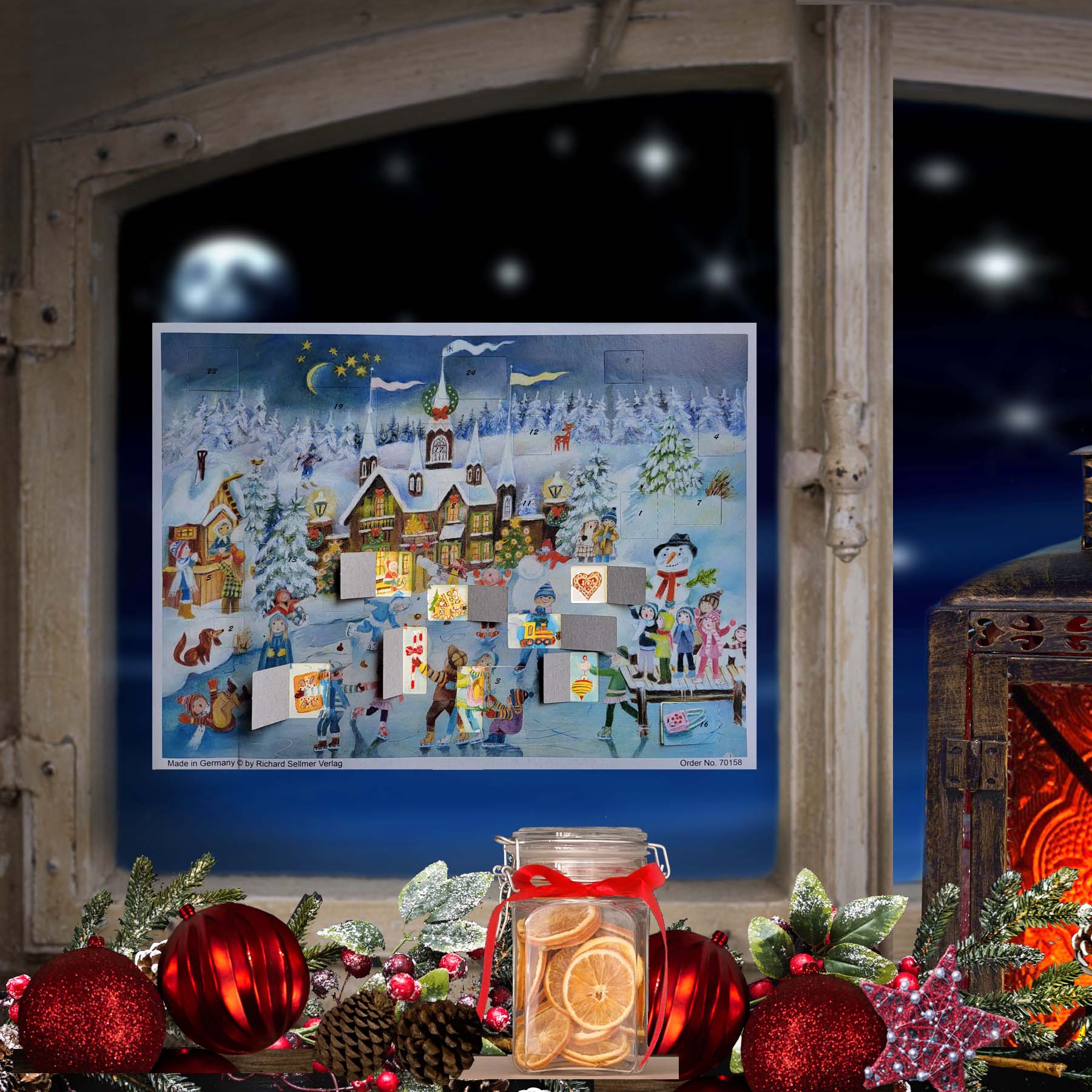 Adventskalender "Eislauffreuden" am Fenster hängend