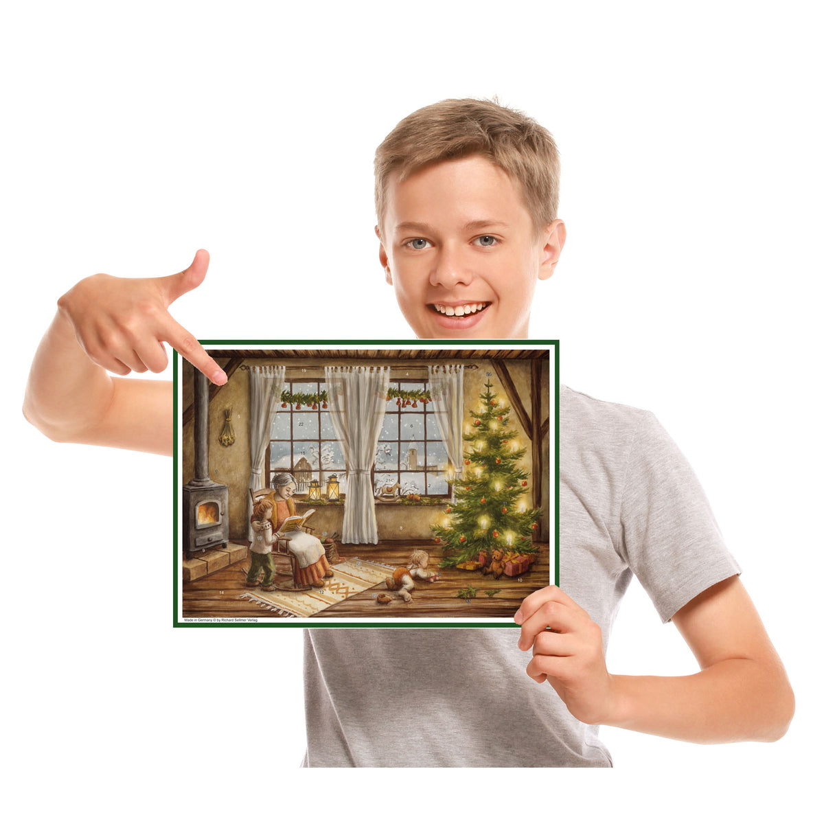 Junge mit Adventskalender Großmutter in der Stube.