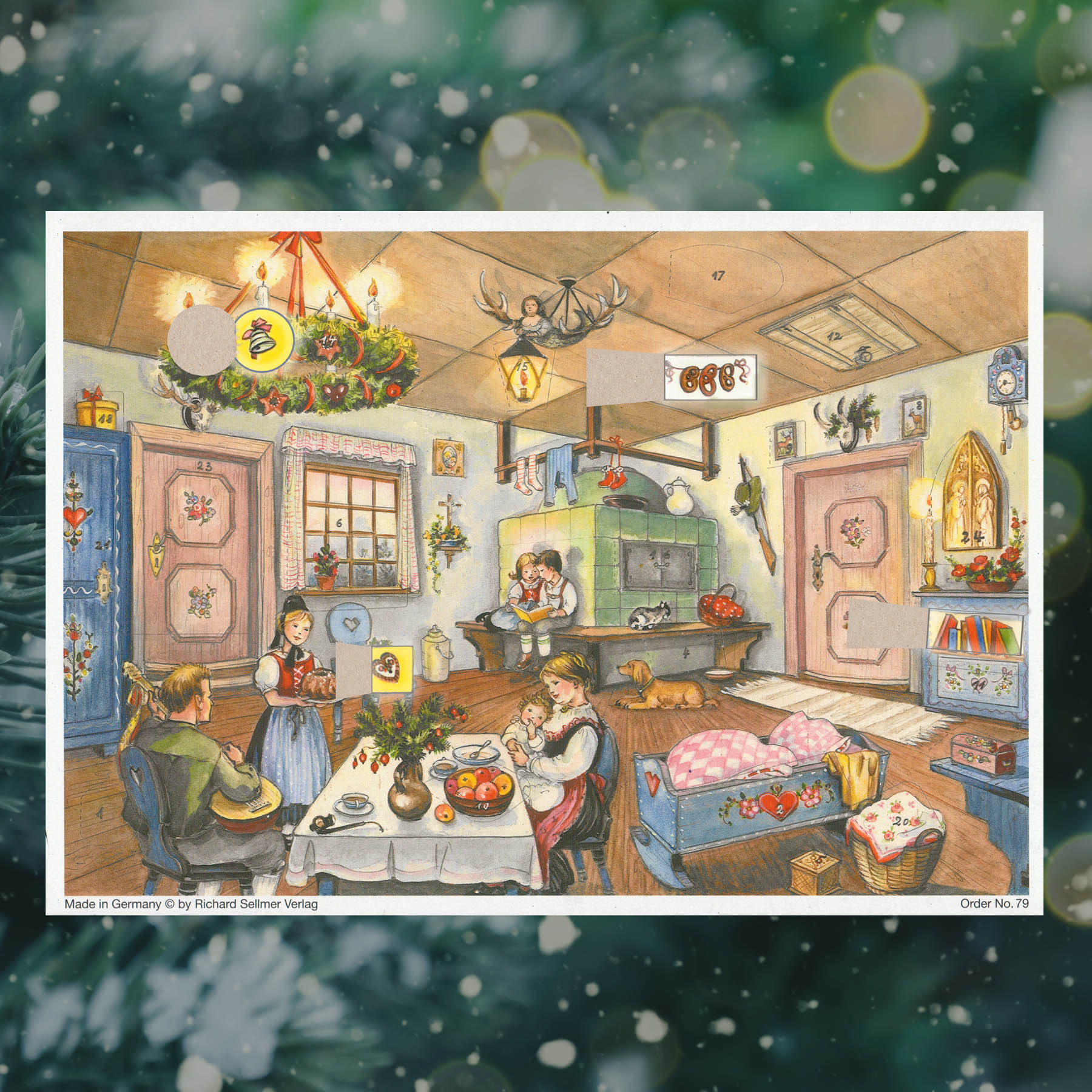 Adventskalender in der Stube mit einigen geöffneten Türchen
