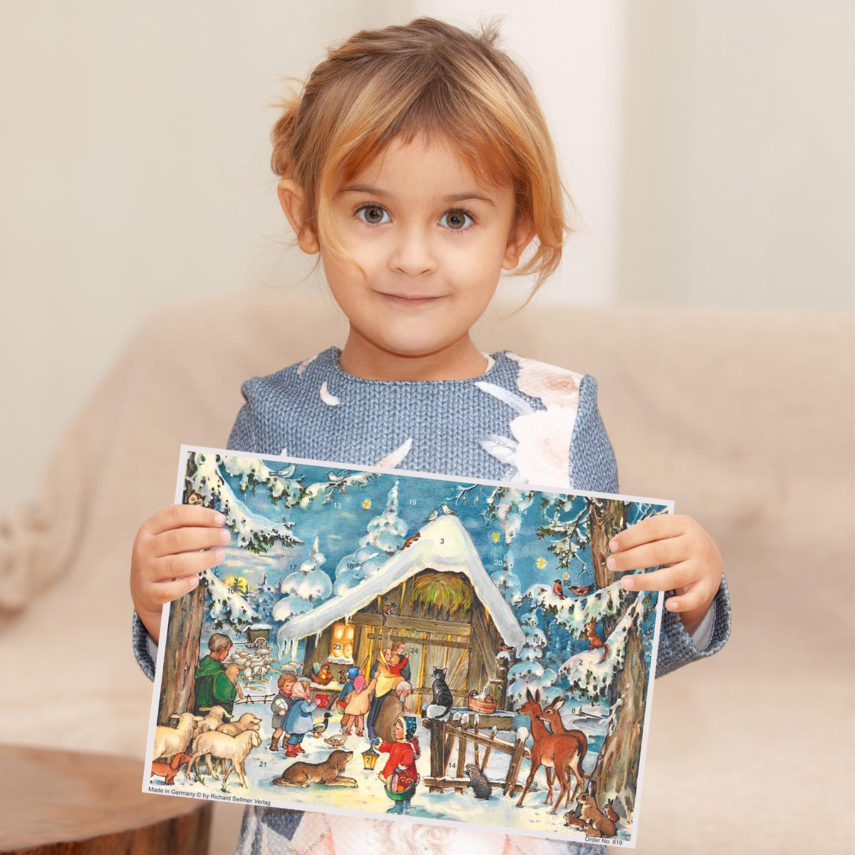 Mädchen mit Adventskalender "Wir warten vor dem Stall"